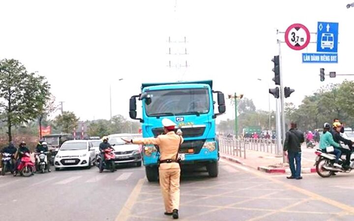 Xe ô tô đi vào làn BRT sẽ bị phạt mức cao nhất 6 triệu đồng. (Ảnh: CSGT).