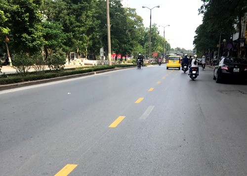Lỗi Lấn Làn Đè Vạch Ô Tô: Mức Phạt 2026 Theo Nghị Định 168/2024/NĐ-CP
