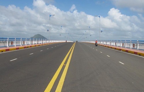 Lỗi Lấn Làn Đè Vạch Ô Tô: Mức Phạt 2026 Theo Nghị Định 168/2024/NĐ-CP