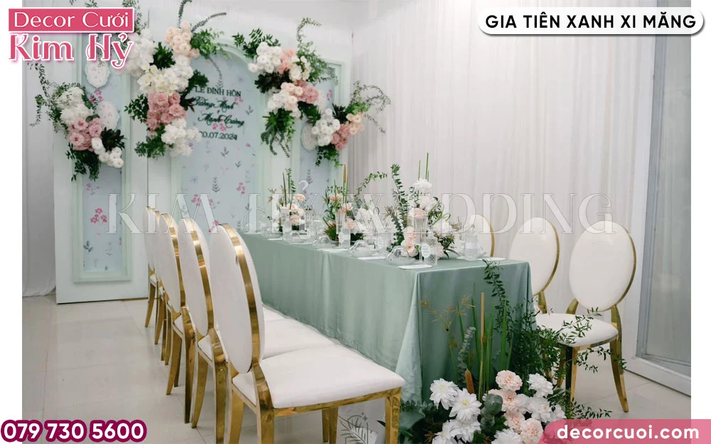 Trang trí gia tiên xanh xi măng với hoa lụa cao cấp