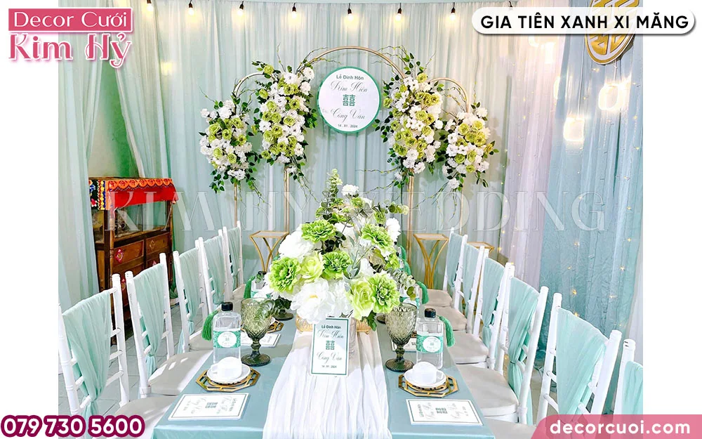 Backdrop xanh xi măng với bảng tên cùng hoa lụa đẹp