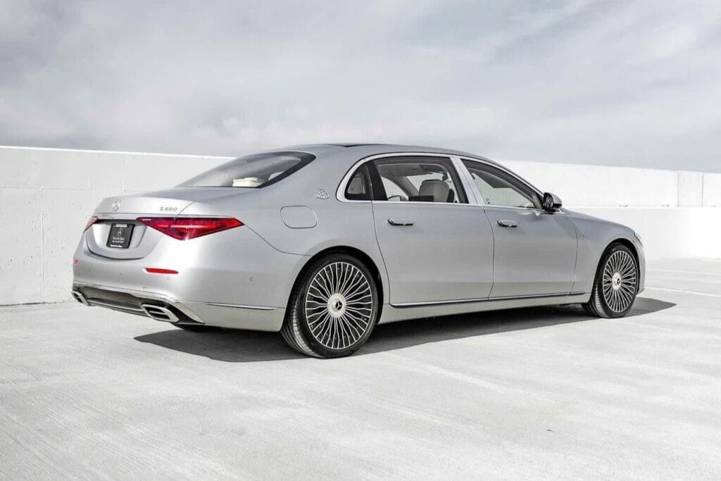 Logo Maybach đặc trưng trên Mercedes-Maybach S680 4Matic