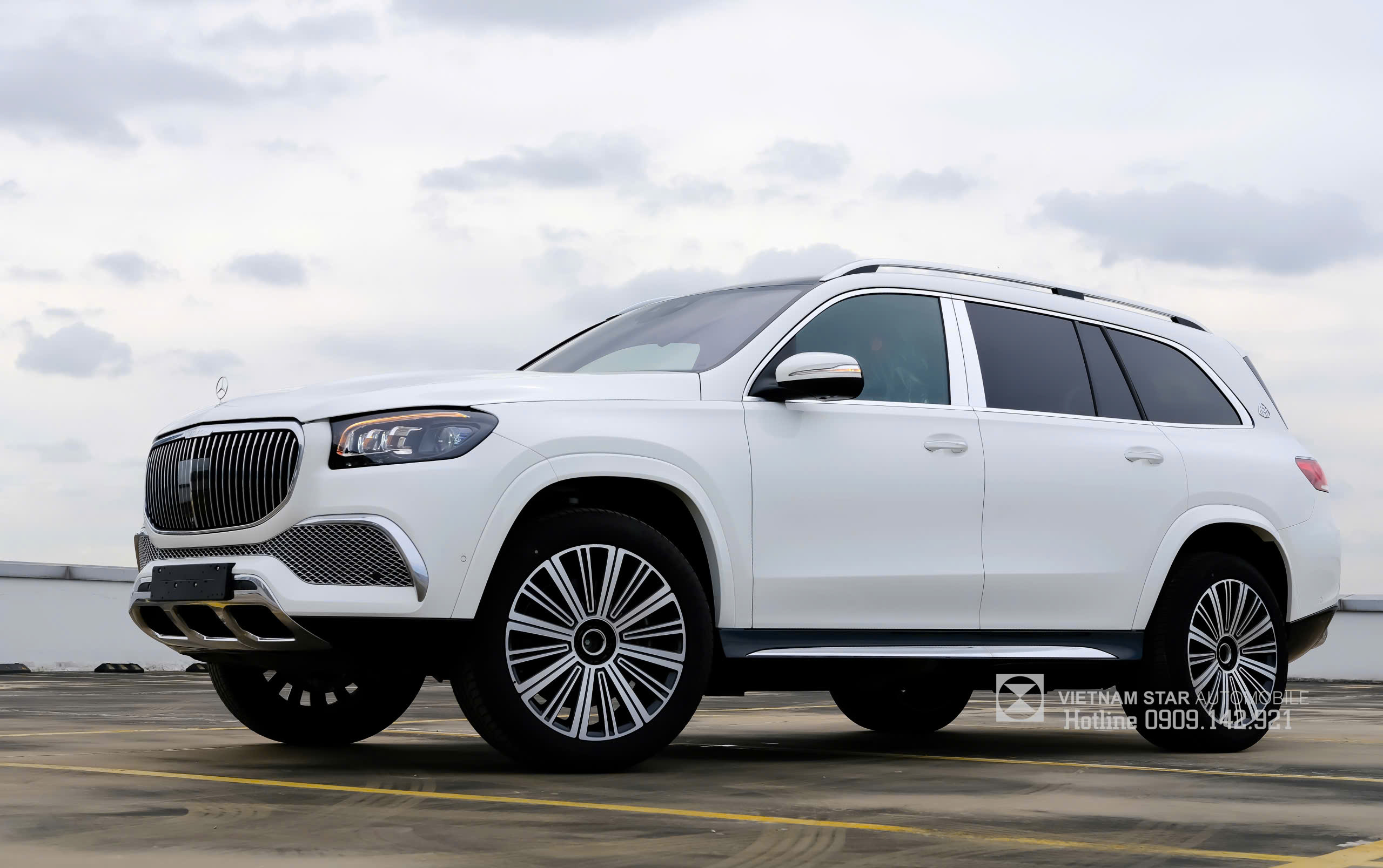 Chiếc Maybach GLS 480 2025 đang được trưng bày tại đại lý chính hãng.