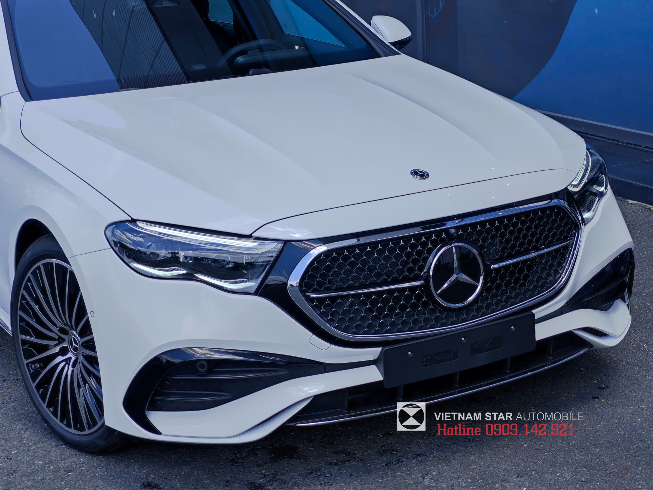 Phần Đầu Xe E300 All New 2025 Màu Trắng