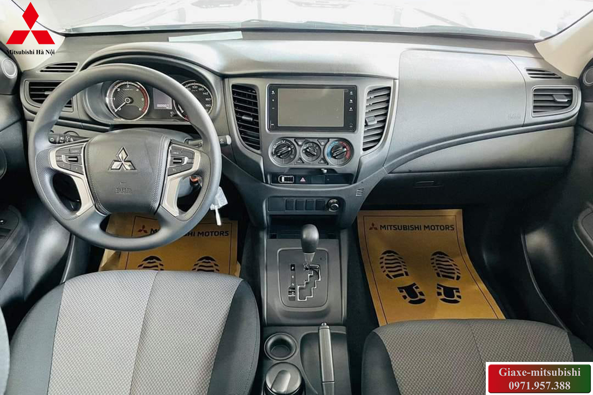 Xe bán tải Mitsubishi Triton 4x2 AT màu trắng