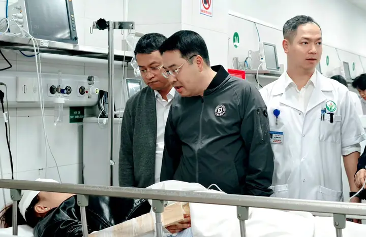 Nhà Xe Tuấn Tú Bị Lật