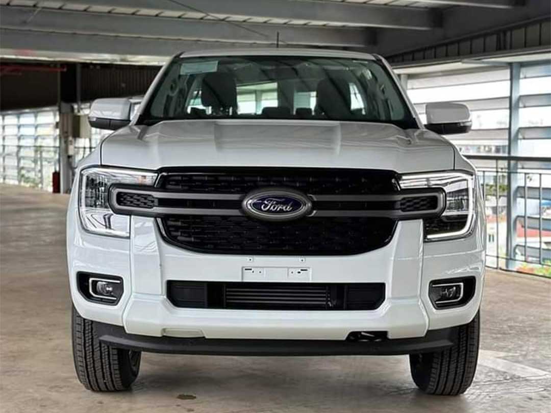 Ngoại thất Ford Ranger XLS 4x4 2024 - Đầu xe