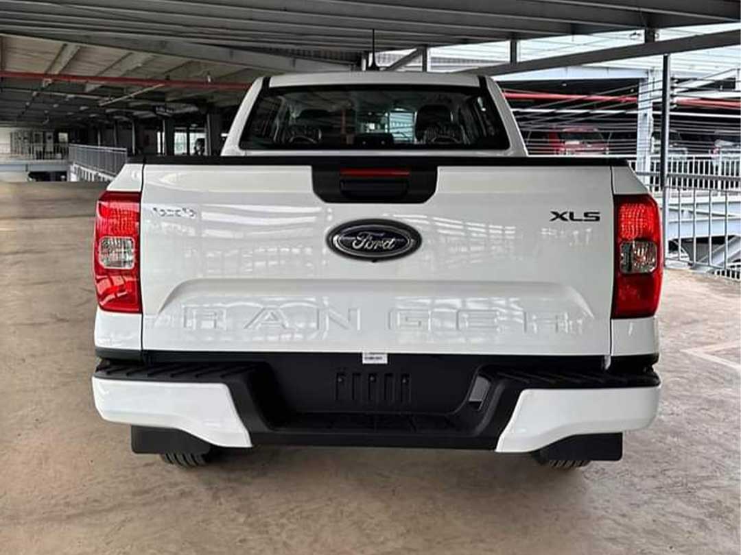 Ngoại thất Ford Ranger XLS 4x4 - Đuôi xe