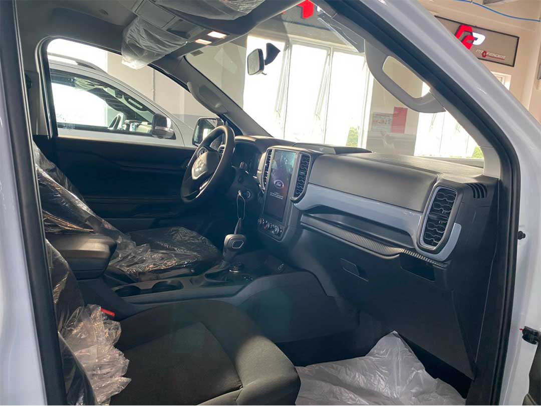 Nội thất Ford Ranger XLS 4x4 2024 - Khoang lái