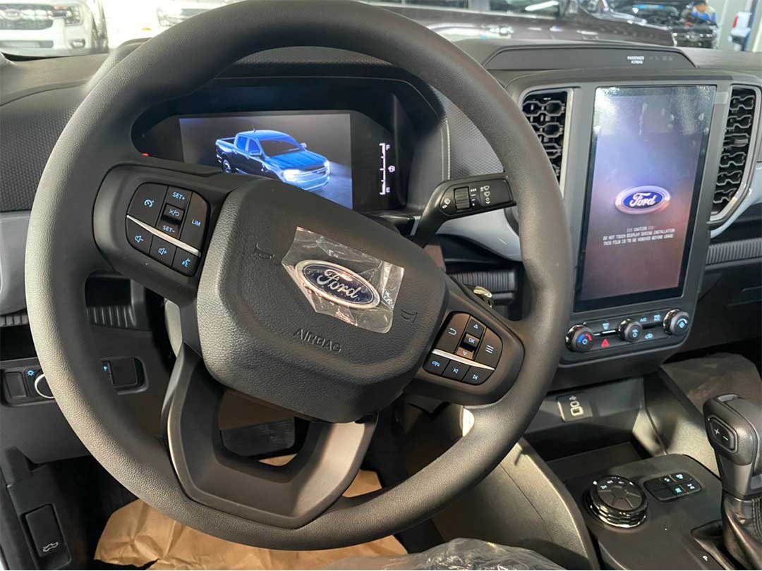 Nội thất Ford Ranger XLS 4x4 2024 - Vô lăng