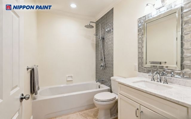 Phòng tắm trắng sữa, tường nhấn gạch ốp xám bạc ánh kim, tạo phong cách luxury