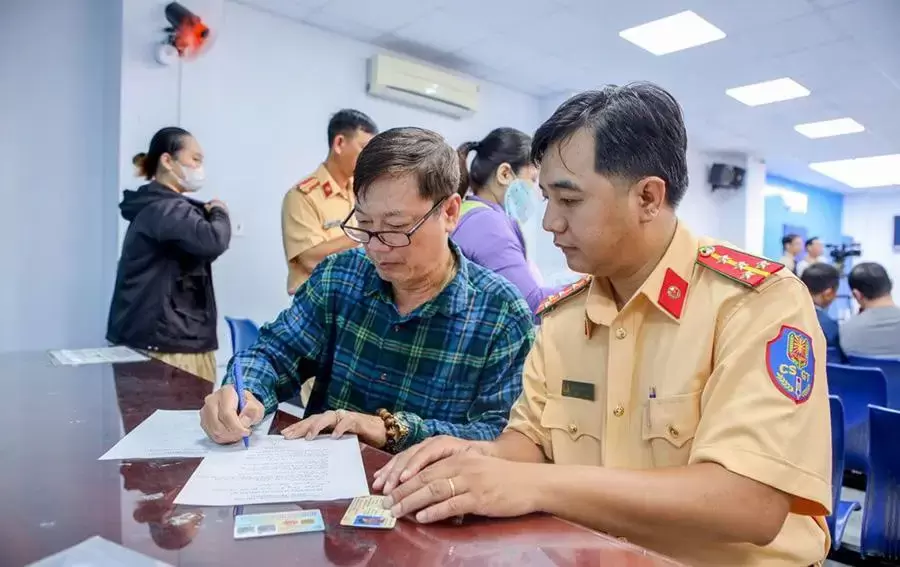 Người dân đăng ký xe tại cơ quan công an trên địa bàn Phú Thọ