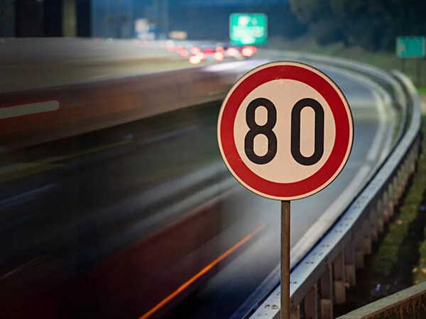 Điều khiển xe ô tô chạy quá tốc độ từ 5 đến 10km/h bị phạt như thế nào?