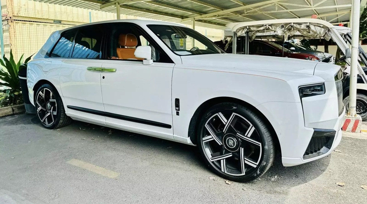 Rolls-Royce Cullinan bản đặc biệt vừa về Việt Nam, giá lăn bánh gần 50 tỷ đồng