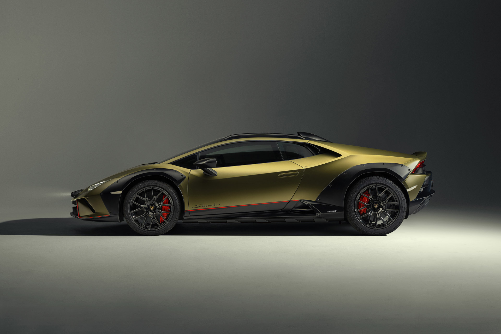 Lamborghini ra mắt siêu xe gầm cao, giá lăn bánh tại Việt Nam không dưới 25 tỷ