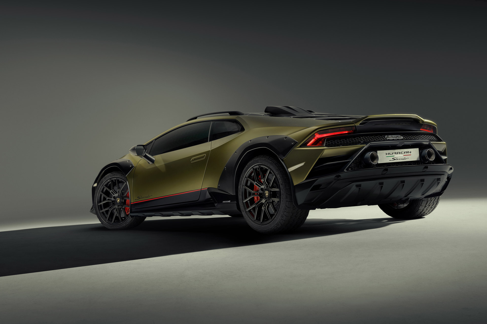 Lamborghini ra mắt siêu xe gầm cao, giá lăn bánh tại Việt Nam không dưới 25 tỷ