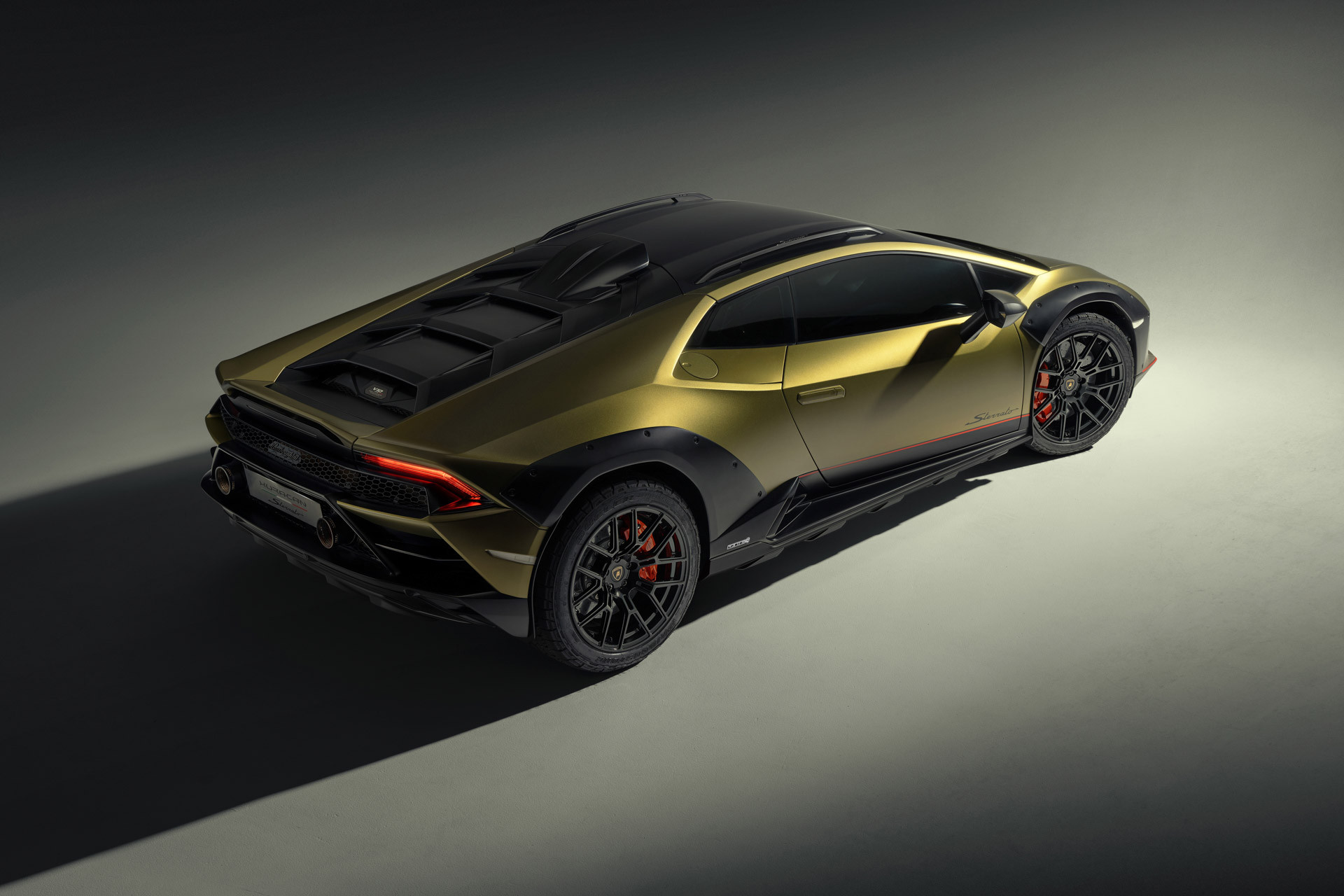 Lamborghini ra mắt siêu xe gầm cao, giá lăn bánh tại Việt Nam không dưới 25 tỷ