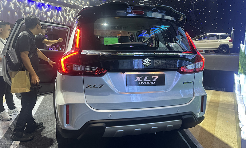 Đuôi xe Suuzuki XL7 Hybrid góc cạnh mang kiểu dáng hiện đại