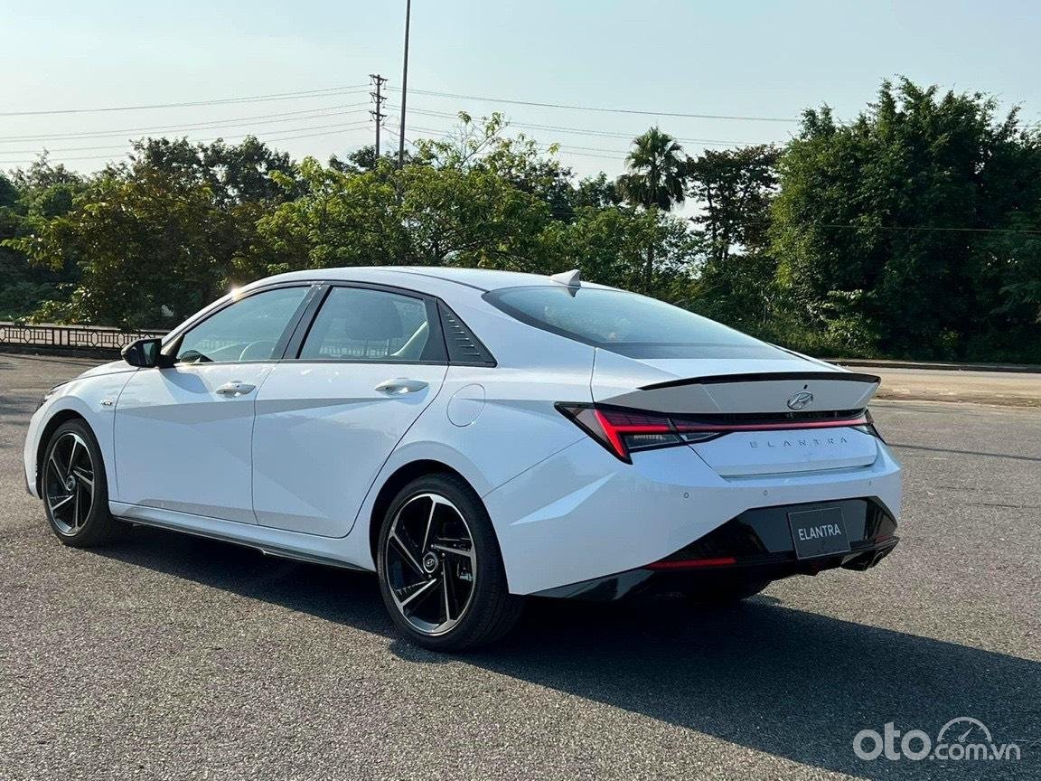 Thông số kỹ thuật xe Hyundai Elantra 2023: Tiện nghi.