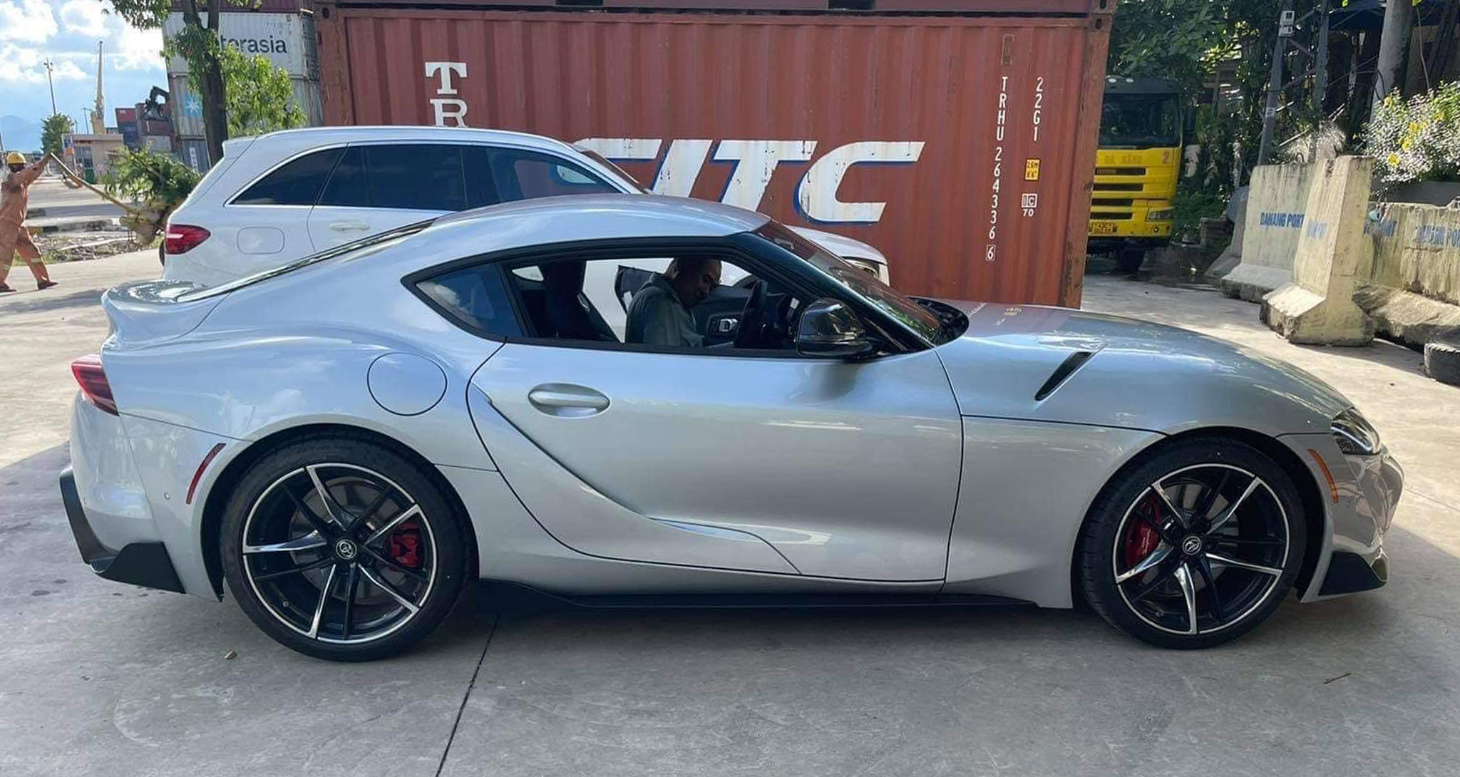 Toyota Supra 2021 đầu tiên về Việt Nam bị 'bỏ xó'