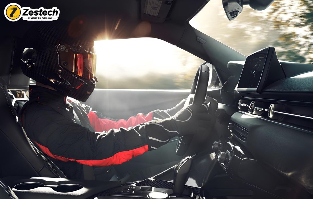 Thiết kế nội thất Toyota Supra được làm từ những chất liệu cao cấp nhưng không gian khá hẹp
