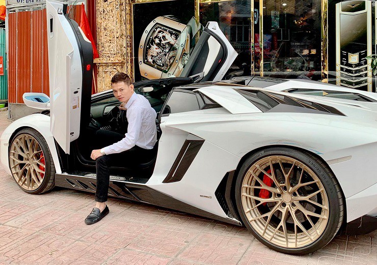 Tùng Vàng bên chiếc siêu xe Lamborghini Aventador LP700-4 Roadster.