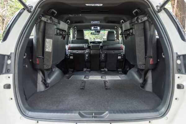 Khoang hành lý của xe Fortuner