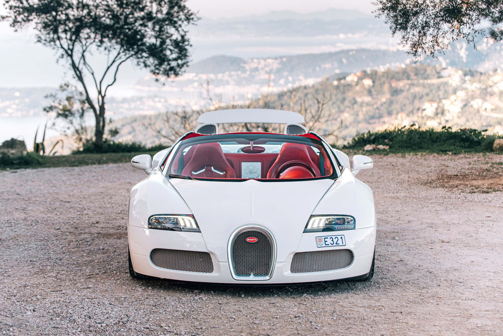 Siêu xe Bugatti Veyron phiên bản Rồng độc nhất thế giới giá hơn 1,7 triệu USD