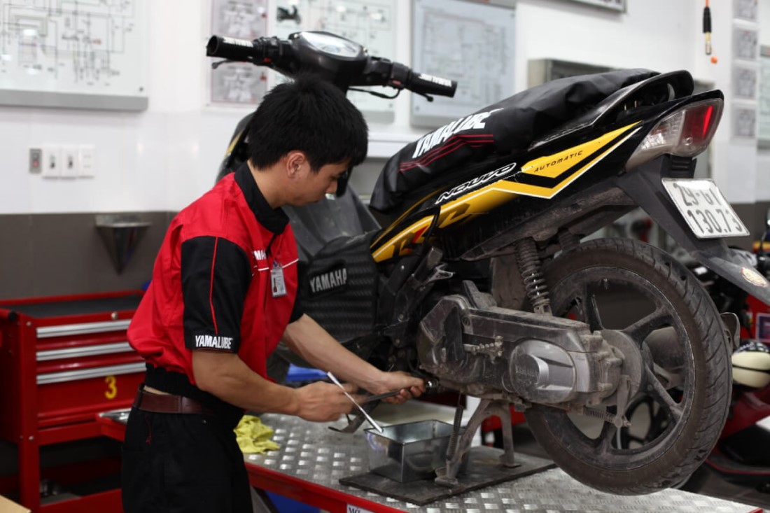 thay nhớt xe máy 2
