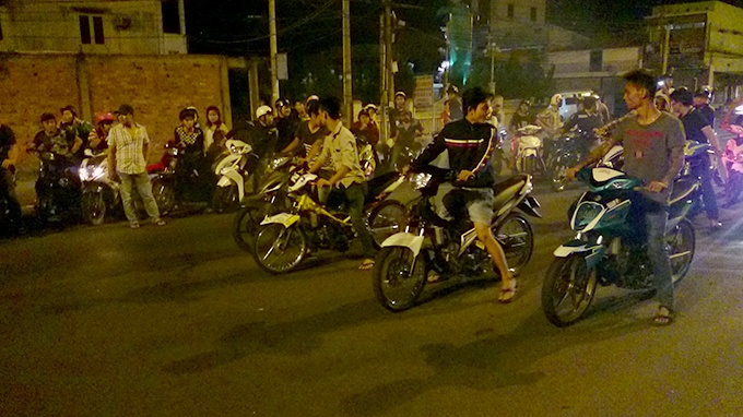 Các “nài” chuẩn bị so kè tốc độ trên quốc lộ 51.