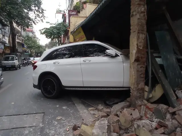 Xe Đâm Vào Nhà Dân Đang Ngủ