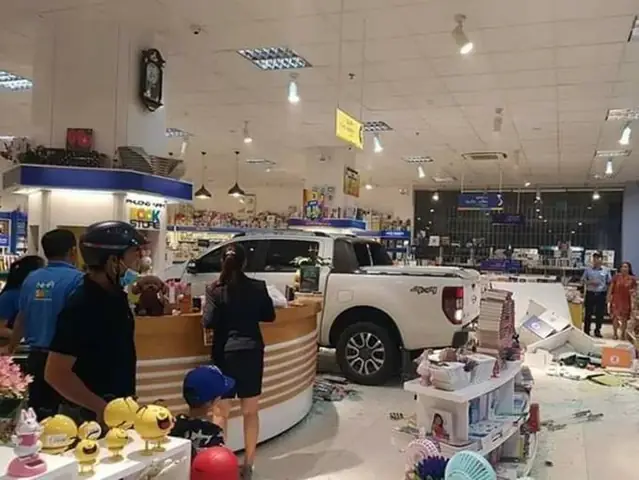 Xe Đâm Vào Nhà Sách Ở Kontum