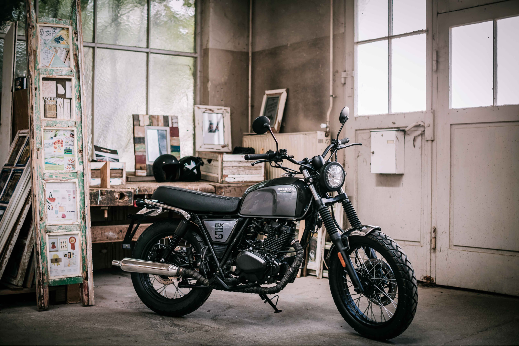 Thiết kế của Brixton Classic BX150 mang phong cách hoài cổ