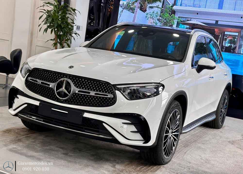 Góc xéo đầu xe GLC 300 4Matic 2023