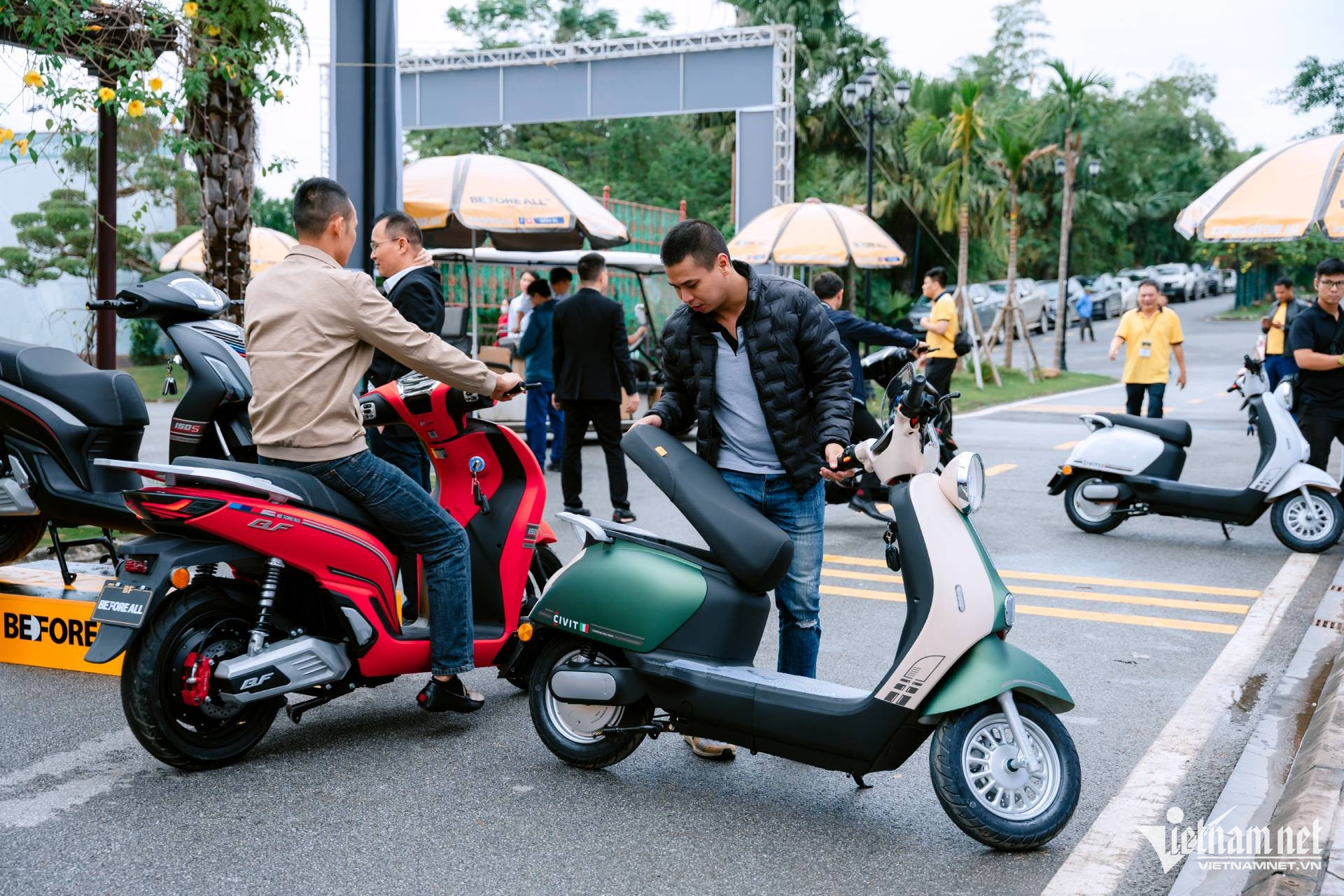 Người dân Hà Nội cần điều kiện gì để được nhận 5 triệu khi đổi sang xe máy điện?