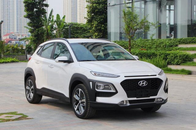 Top 10 mẫu SUV trong tầm giá 700 triệu đồng đáng mua nhất Trong những năm gần đây, nhu cầu mua các mẫu SUV/Crossover ngày càng cao. Đây là phân khúc xe sở hữu những lợi thế lớn như thiết kế rộng rãi, thoải mái, động cơ khỏe mạnh, bền bỉ… Ngoài ra, mức giá của các mẫu xe này cũng không quá cao nếu so với dòng sedan. Chỉ từ 500 triệu đồng là khách hàng đã có thể chọn cho mình một mẫu SUV phù hợp. Nếu đang có nhu cầu mua xe SUV, bạn có thể tham khảo danh sách 10 mẫu SUV trong tầm giá 700 triệu đồng đáng mua nhất tại Việt Nam được chúng tôi chia sẻ sau đây. Hyundai Kona Sự lựa chọn đầu tiên mà khách hàng có thể cân nhắc là mẫu Kona đến từ hãng xe Hyundai. Đây là mẫu SUV nằm trong phân khúc xe gầm cao cỡ nhỏ, với lợi thế là kiểu dáng năng động, khả năng vận hành ổn định. Các trang bị nổi bật trên xe có thể kể đến màn hình cảm ứng giải trí LCD 7 inch, hệ thống âm thanh 8 loa, trang bị động cơ tăng áp cho cảm giác lái thể thao hơn… Bên cạnh đó, giá bán của mẫu xe này cũng khá hợp lý, cụ thể: Kona 2.0AT tiêu chuẩn: 633 triệu đồng Kona 2.0AT đặc biệt: 699 triệu đồng Kona 1.6 Turbo: 750 triệu đồng Ford EcoSport Tại Việt Nam, Ford Ecosport hiện cạnh tranh với các đối thủ như Hyundai Kona, Honda HRV và Kia Seltos trong phân khúc Crossover cỡ nhỏ. Đây cũng là mẫu SUV khá quen thuộc và được ưa chuộng tại nước ta. Ưu điểm của Ecosport là kiểu dáng SUV tốt nhất và giá bán hợp lý. Ford Ecosport 2022 được ra mắt tại Việt Nam với những cải tiến về công nghệ và thiết kế giúp xe linh hoạt, đa dụng và tiện nghi hơn. Thế hệ mới nhất của mẫu xe này có 3 phiên bản khác nhau với giá bán: EcoSport 1.5L AT Trend: 603 triệu đồng EcoSport 1.5L AT Titanium: 646 triệu đồng EcoSport Ecoboost 1.0L AT Titanium: 686 triệu đồng Honda HR-V Honda HRV chính thức ra mắt khách hàng Việt Nam vào ngày 18/09/2018, ngay sau khi bị bắt gặp đang chạy thử nghiệm trên đường. Xe được đưa về thị trường Việt Nam nhằm thực hiện tham vọng chiếm thị phần của Honda trong phân khúc SUV đô thị mới nổi. Mẫu xe này có vẻ ngoài trung tính, các tiện ích trên xe cũng được khách hàng đánh giá cao. Tuy nhiên việc Honda HRV có giá bán cao nhất trong phân khúc đã trở thành một rào cản lớn, khiến mẫu xe này khá khó để được khách hàng ưu tiên lựa chọn. Giá niêm yết của Honda HR-V 2022 cụ thể như sau: Honda HR-V G: 786 triệu đồng Honda HR-V L (Ghi bạc/Đen/Xanh dương): 866 triệu đồng Honda HR-V L (Trắng ngọc/Đỏ): 871 triệu đồng Mitsubishi Xpander Cross Một gợi ý khác mà khách hàng có thể tham khảo chính là mẫu Mitsubishi Xpander Cross. Thế hệ mới nhất của mẫu xe này có vẻ ngoài trẻ trung, năng động. Kết hợp cùng khả năng vận hành bền bỉ, độ an toàn cao và tiết kiệm nhiên liệu. Một lợi thế khác giúp Xpander Cross ghi điểm trong mắt khách hàng là ở mức giá bán. Hiện nay mẫu xe này chỉ có 1 bản duy nhất với giá 670 triệu đồng. Suzuki XL7 Đây là mẫu SUV có đến 7 chỗ ngồi với thiết kế ngoại hình tương đối nhỏ nhắn. Tuy nhiên, không gian nội thất bên trong xe vẫn thoải mái, đủ dùng, không khiến khách hàng phải khó chịu. Có mức giá mềm nhưng tiện ích trên xe khá đầy đủ. Có thể kể đến: màn hình giải trí cảm ứng, hệ thống điều hoà tự động 2 vùng độc lập, ghế da, các hệ thống hỗ trợ lái xe như Cruise Control, hệ thống kết nối điện thoại qua Android Auto và Apple CarPlay, hệ thống thông tin giải trí SmartPlay Studio mới và màn hình trung tâm 10 inch… Dù chỉ có 1 phiên bản, nhưng mức giá bán của mẫu SUV này còn tùy thuộc vào trang bị trên xe. Cụ thể: Suzuki XL7 GLX: 589,9 triệu đồng Suzuki XL7 GLX (ghế da): 599,9 triệu đồng Toyota Rush Đây là mẫu SUV không quá tiếng tăm tại thị trường Việt Nam, nhưng lại đặc biệt thành công trên trường quốc tế. Vẻ ngoài của mẫu xe này khá già dặn, trung tính. Nội thất bên trong xe cũng khá nhã nhặn và trung lập. Nhìn chung, mẫu xe này sẽ không được khách hàng trẻ ở Việt Nam yêu thích. Tại Việt Nam, Toyota Rush 2021 chỉ được phân phối chính hãng 1 phiên bản duy nhất là phiên bản S 1.5AT với mức giá niêm yết là 634 triệu VNĐ. Toyota Avanza Nếu muốn mua một mẫu SUV 7 chỗ vừa rẻ, vừa có thể dễ dàng di chuyển trong nội thành Toyota Avanza là lựa chọn mà khách hàng không thể bỏ qua. Mẫu xe này tuy không có nhiều tiện ích nhưng bù lại với ưu thế giá bán rẻ. Hiện nay, xe có 2 biến thể với giá bán như sau: Toyota Avanza 1.5 AT có giá: 612 triệu Toyota Avanza 1.3 MT có giá: 544 triệu Kia Rondo Một mẫu MPV 7 chỗ đa dụng khác mà khách hàng có thể cân nhắc chính là Kia Rondo. Lợi thế cạnh tranh của mẫu xe này chính là hệ thống trang bị và thiết kế cùng tiện nghi bắt mắt cùng giá bán phải chăng. KIA Rondo 2022 có 2 tùy chọn động cơ là động cơ xăng và động cơ diesel. Giá bán của dòng xe này hiện nay như sau: Kia Rondo GAT Deluxe có giá: 669 triệu Kia Rondo GMT có giá: 609 triệu Kia Rondo GAT Deluxe có giá: 585 triệu Suzuki Ertiga Nếu không có mức kinh phí dư giả, khách hàng có thể lựa chọn mẫu Ertiga đến từ Nhật Bản. Đây là mẫu SUV 7 chỗ với vẻ ngoài năng động, thực dụng. Các tiện ích trên phiên bản vừa được bổ sung, bao gồm: sạc không dây, cốp điện có chức năng đá mở cốp rảnh tay và camera 360 độ… Giá xe Suzuki Ertiga 2022 được đánh giá là rẻ nhất trong phân khúc, cụ thể: Suzuki Ertiga 5MT có giá : 499 triệu Suzuki Ertiga SPORT có giá : 555 triệu Mitsubishi Xpander Mẫu xe cuối cùng cũng chính là chiếc MPV chiến lược của Mitsubishi. Mitsubishi Xpander hiện không chỉ thành công tại Việt Nam mà còn được khách hàng quốc tế rất yêu thích. Lợi thế cạnh tranh của mẫu xe này là rất lớn với đa dạng các ưu điểm về mưa giá rẻ, ngoại hình trẻ trung, bắt mắt, trang bị, tiện ích đủ dùng. Ngoài ra, khả năng vận hành của Mitsubishi Xpander 2022 cũng rất ổn định. Hiện nay, mẫu xe này có 3 biến thể với giá như sau: Xpander 1.5 AT phiên bản đặc biệt: 630 triệu đồng Xpander 1.5 AT: 630 triệu đồng Xpander 1.5 MT: 555 triệu đồng Trên đây là những chia sẻ bổ ích về các mẫu SUV trong tầm giá 700 triệu đáng mua tại Việt Nam. Hy vọng những chia sẻ trên sẽ giúp bạn lựa chọn được mẫu xe ưng ý nhất.