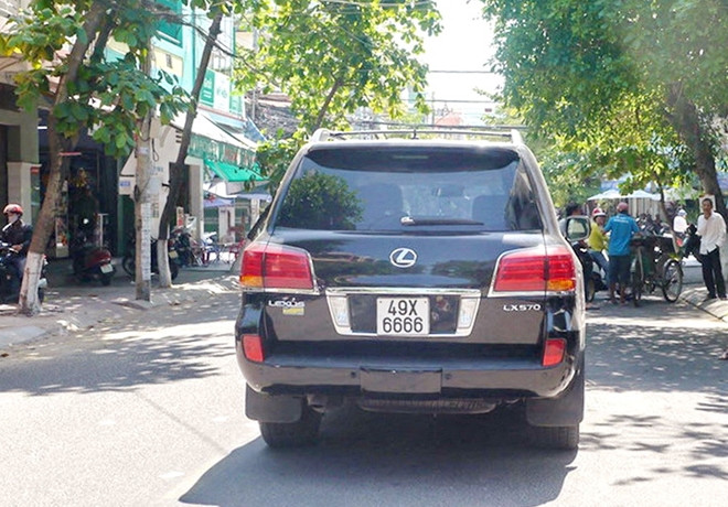 Chiếc xe ô tô biển kiểm soát "tứ quý" 6 đã gây ra tai nạn. Ảnh : CTV