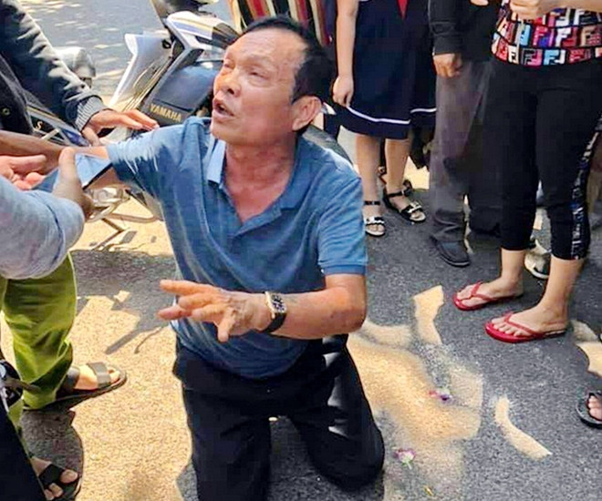Ông Nguyễn Đức Huyện hoảng loạn quỳ xuống đường phố van xin mọi người sau khi gây ra tai nạn thảm khốc. Ảnh : CTV