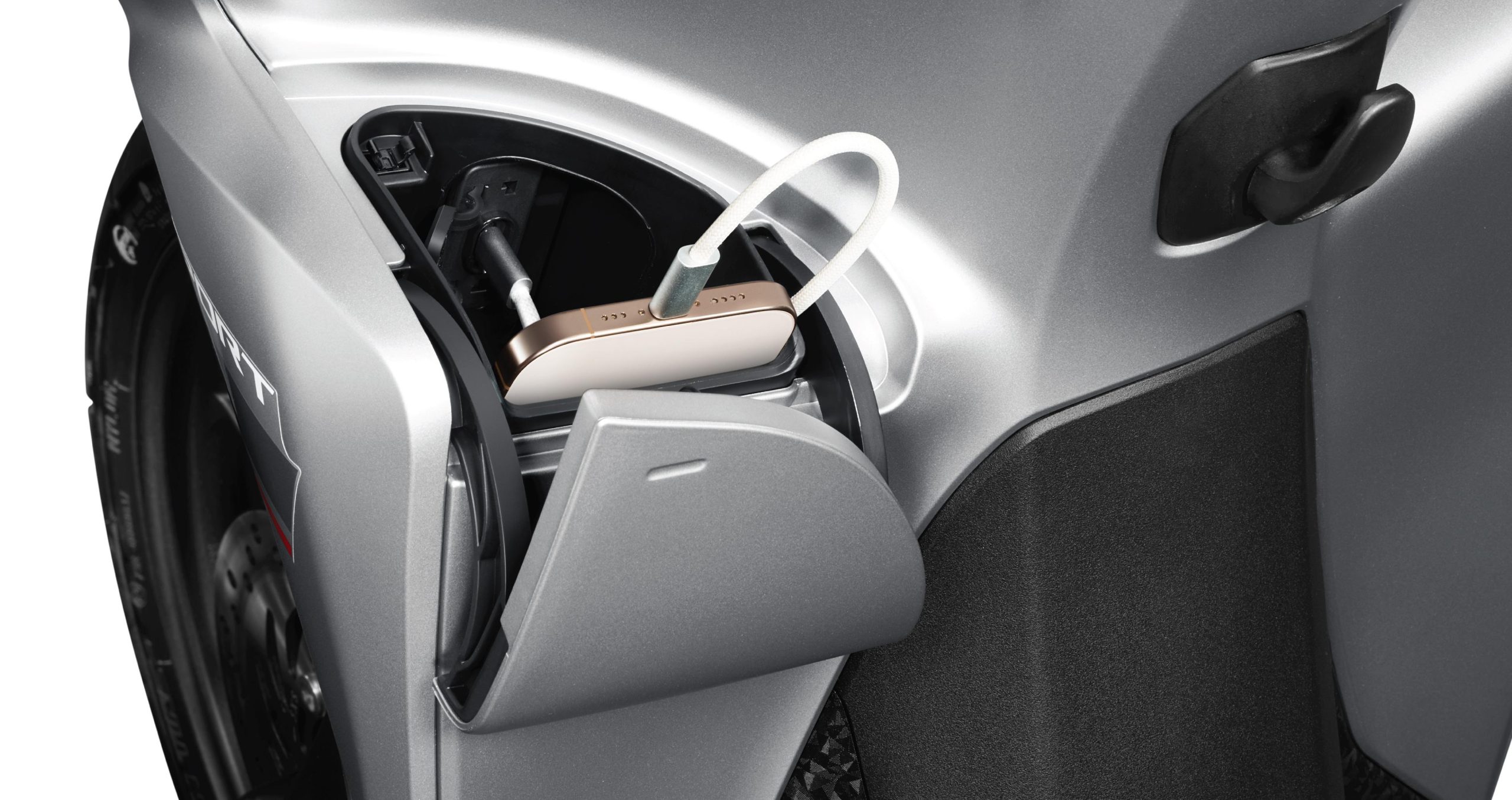 Hộc đồ Honda Vision phía trước có cổng sạc và nắp đậy