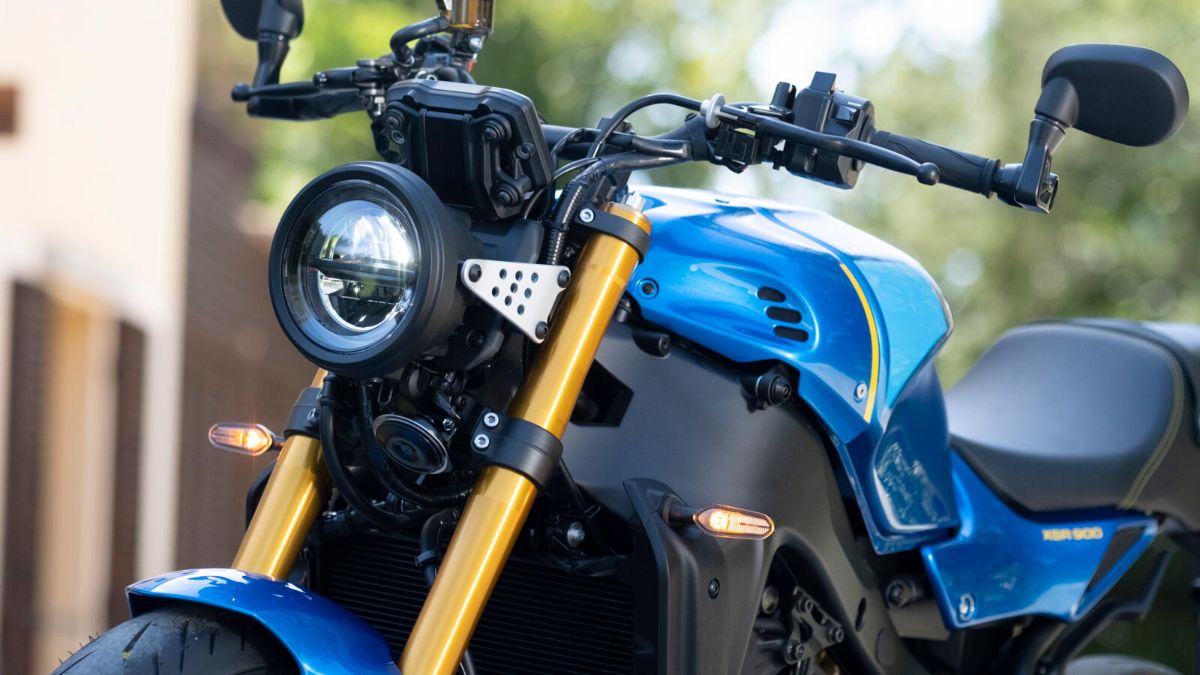 yamaha-XSR900-motorbike-side-view