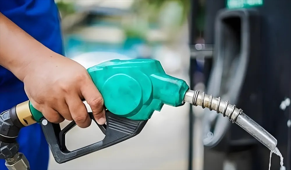 Nhân viên xăng dầu thường xuyên phải tiếp xúc với hóa chất độc hại