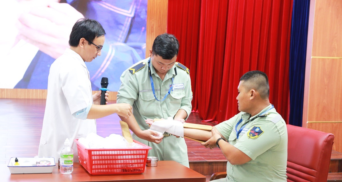 Tham gia các khóa huấn luyện an toàn định kỳ
