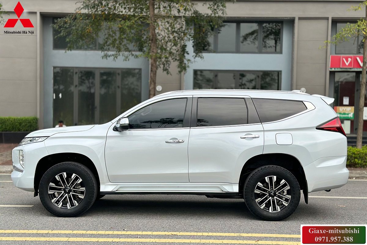 Mitsubishi Pajero Sport 2024 màu nâu