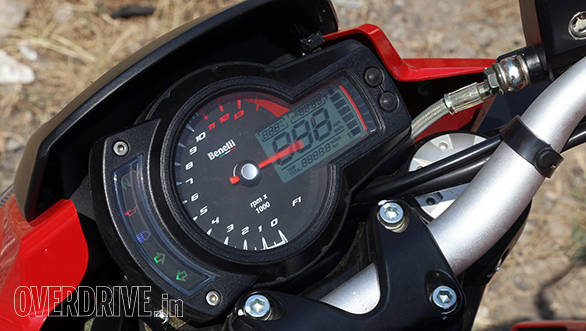 This instrument cluster seems to be in use in many models at Benelli. On the flip side, it might look a bit dated but it
