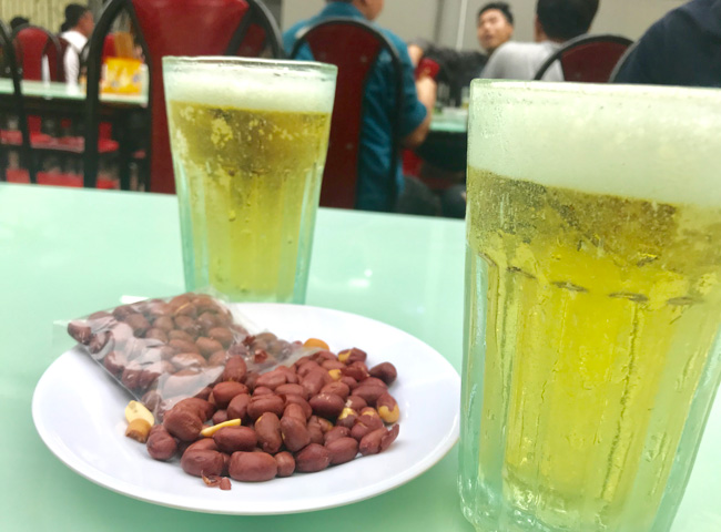 Bia Hoi Hanoi with peanut