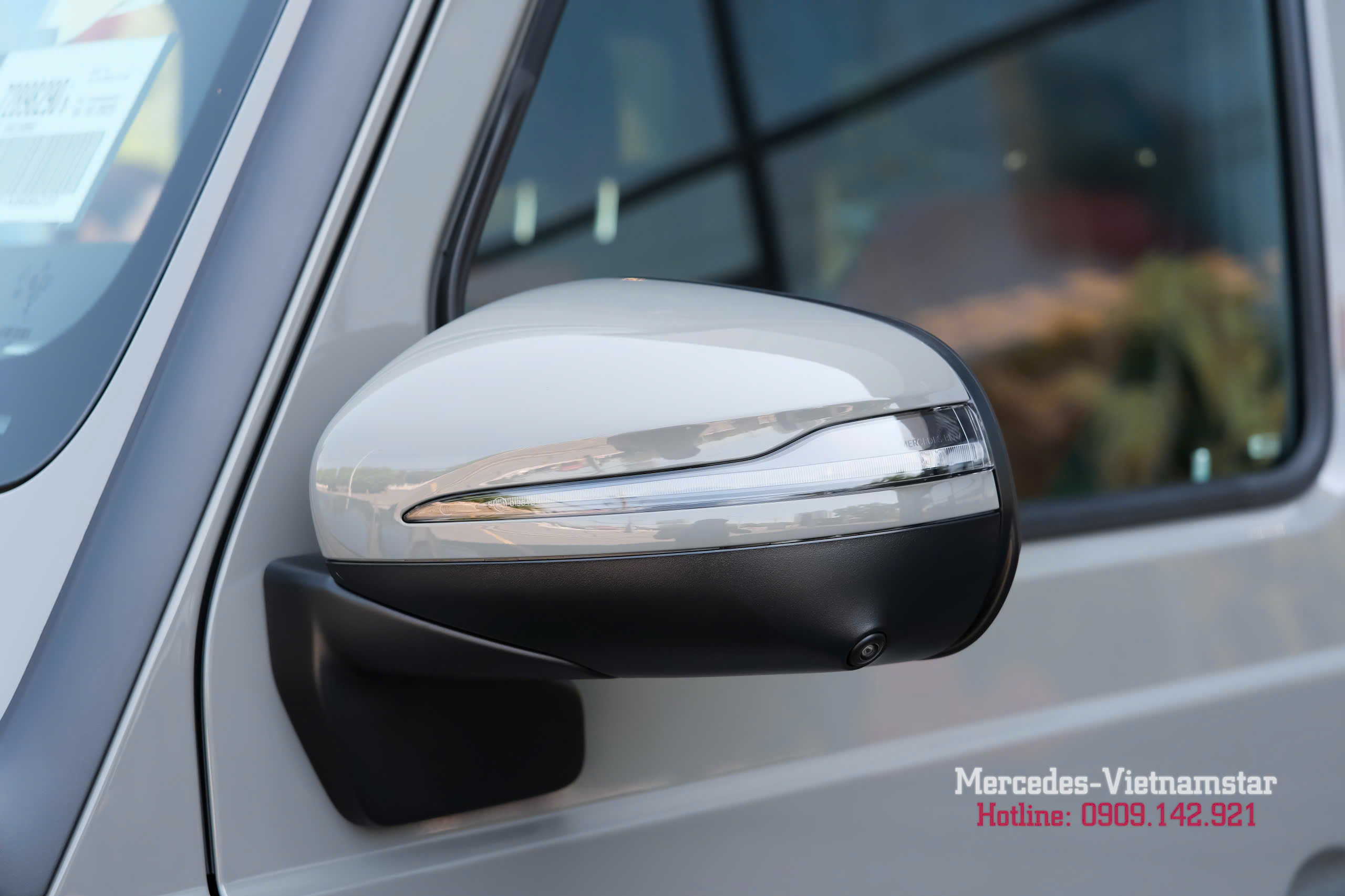 Tay nắm cửa mạ chrome sang trọng của Mercedes G580 màu Xám Classic Grey.