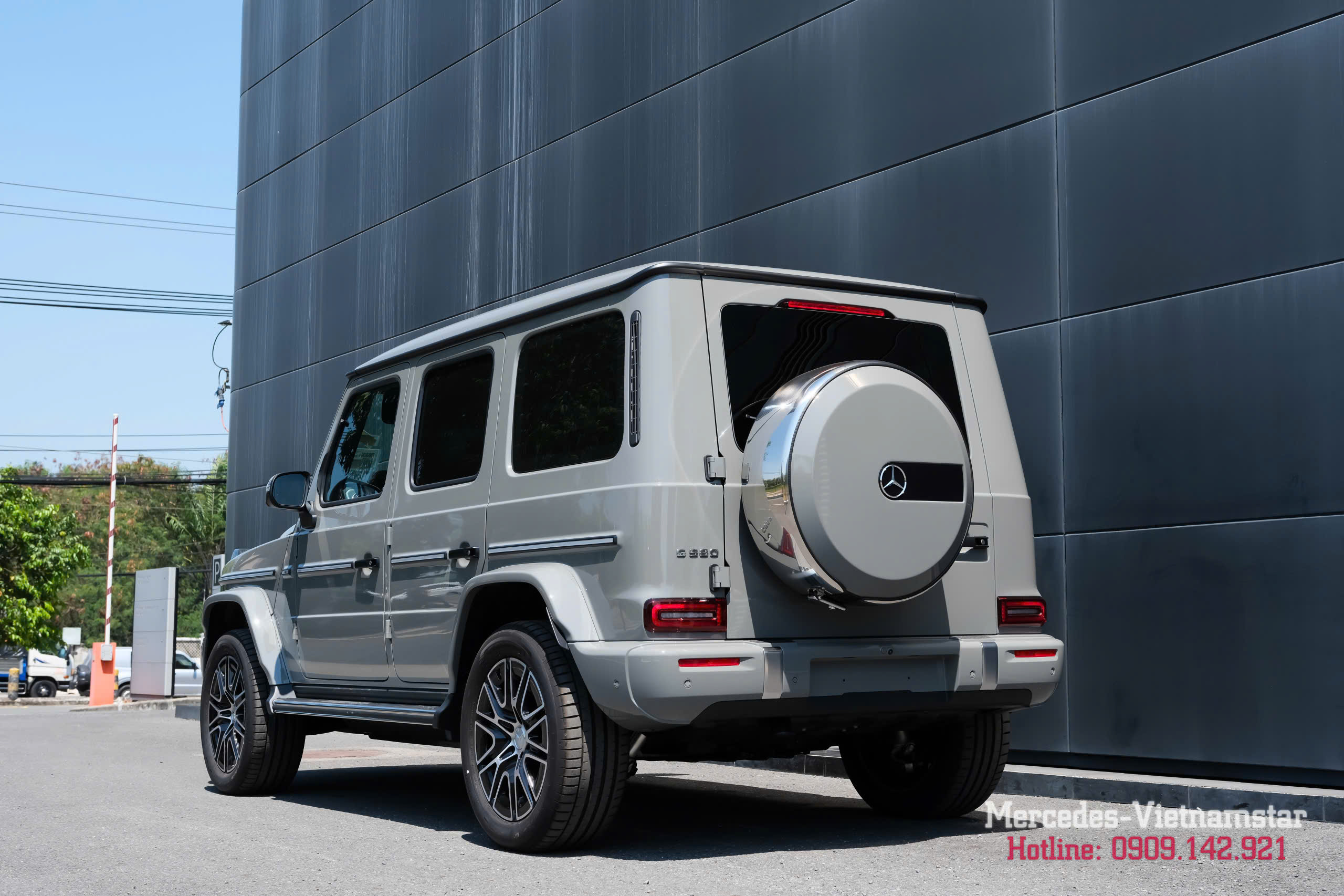 Gương chiếu hậu tích hợp đèn báo rẽ trên Mercedes G580 màu Xám Classic Grey.