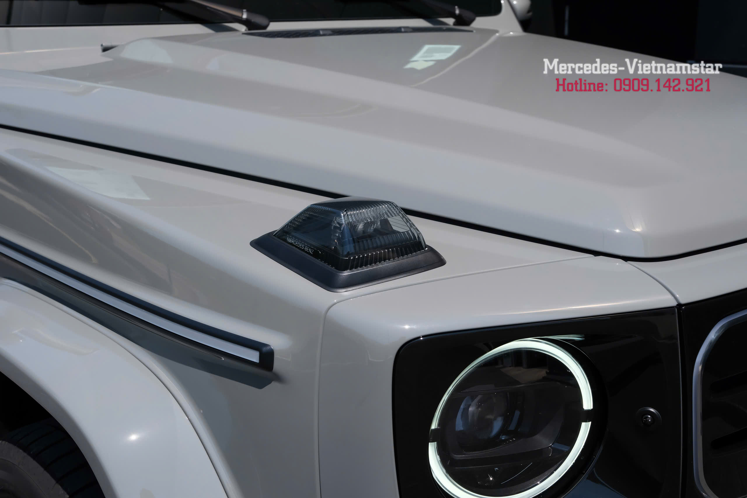 Thân xe Mercedes G580 màu Xám Classic Grey với những đường nét cơ bắp.