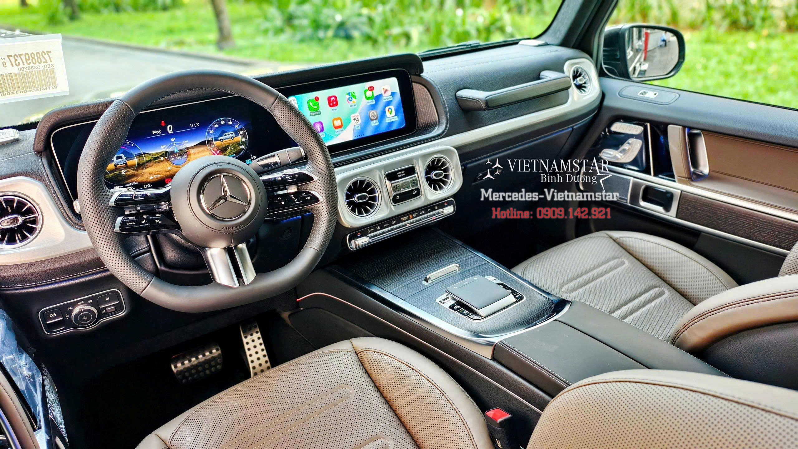 Đèn xi nhan nhô cao đặc trưng trên nắp capo xe Mercedes G580 màu Xám Classic Grey.