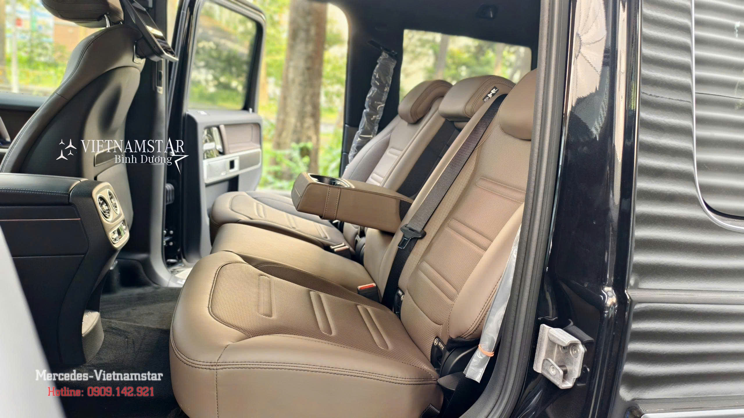 Tổng quan khoang lái công nghệ cao của Mercedes G580 thuần điện.